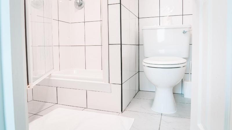 Premium Twin Room image 3