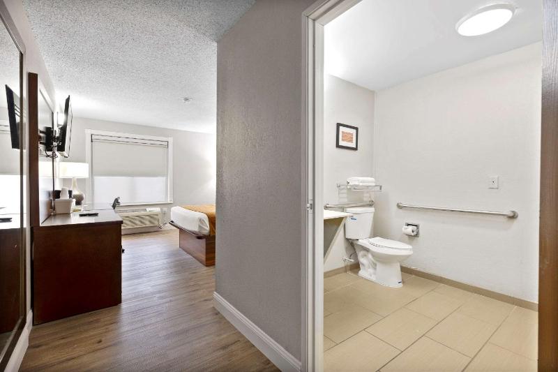 Queen Room - Accessible/Non Smoking image 1