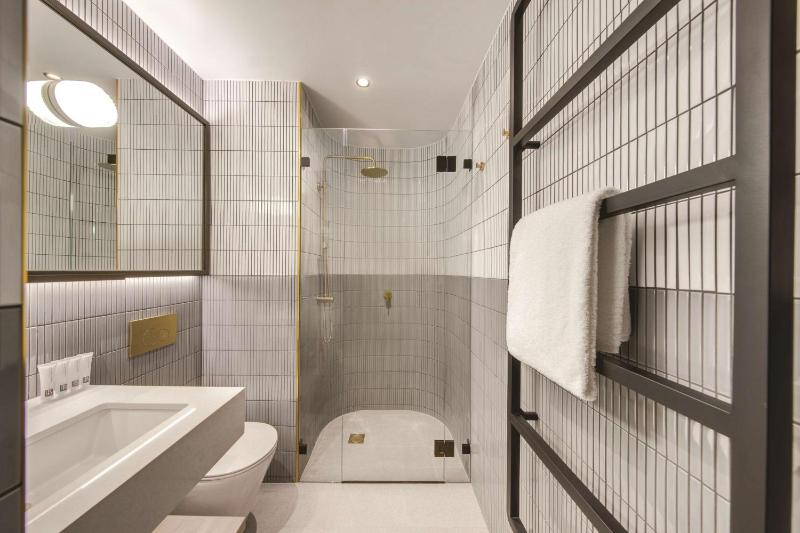 Deluxe Double or Twin Room image 2