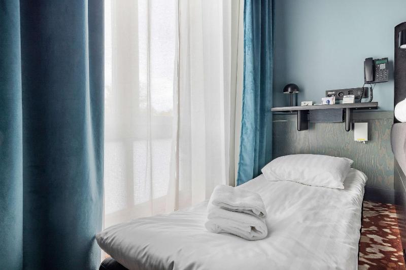 Standard Room with One Queen Bed and One Single Bed - Non-Smoking image 4