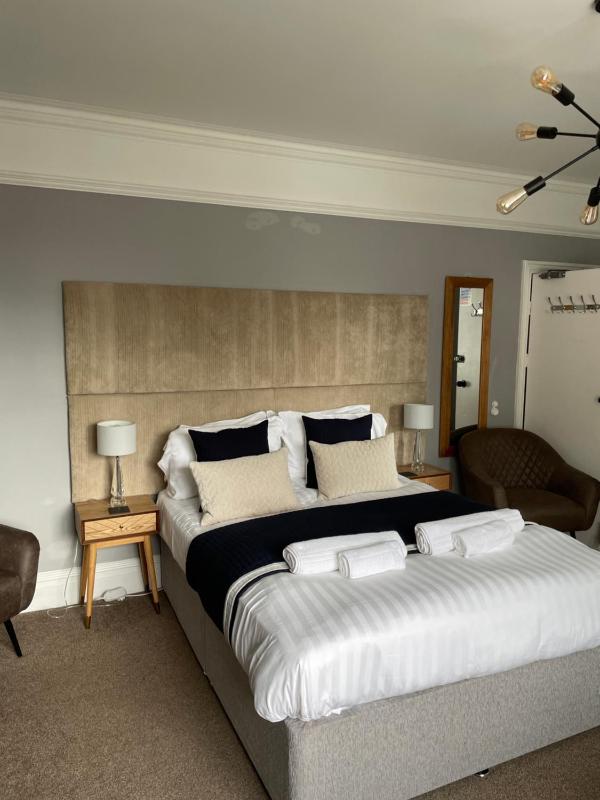 King Room with Private Bathroom image 1
