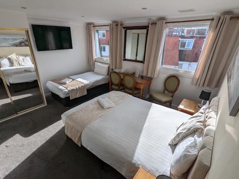 Family Room (3 Adults) image 1