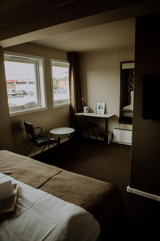 Large Twin Room image 3