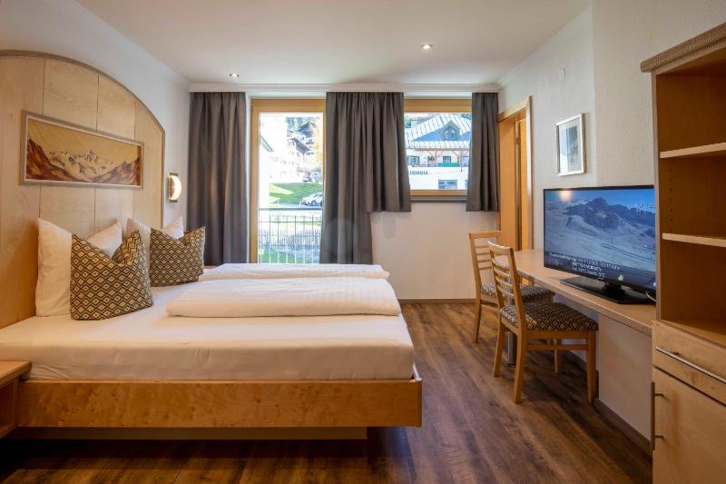 Comfort Three-Bedroom Apartment with Balcony image 3