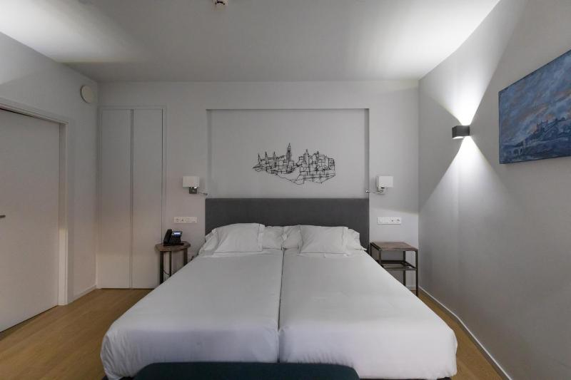 Budget Double Room image 3