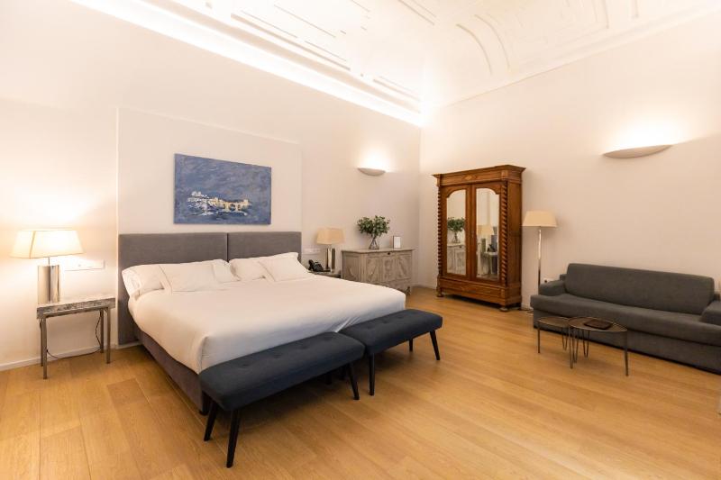 Deluxe King Suite image 4