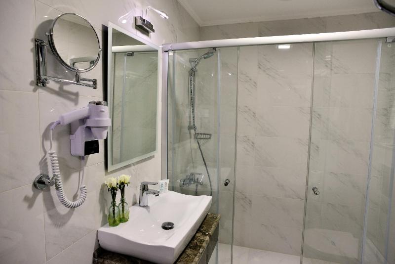 Deluxe Triple Room image 2