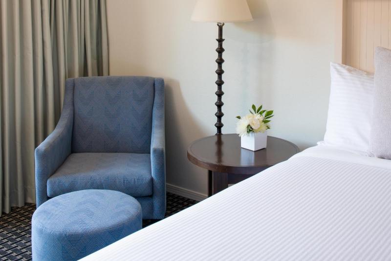 Standard King Room image 4