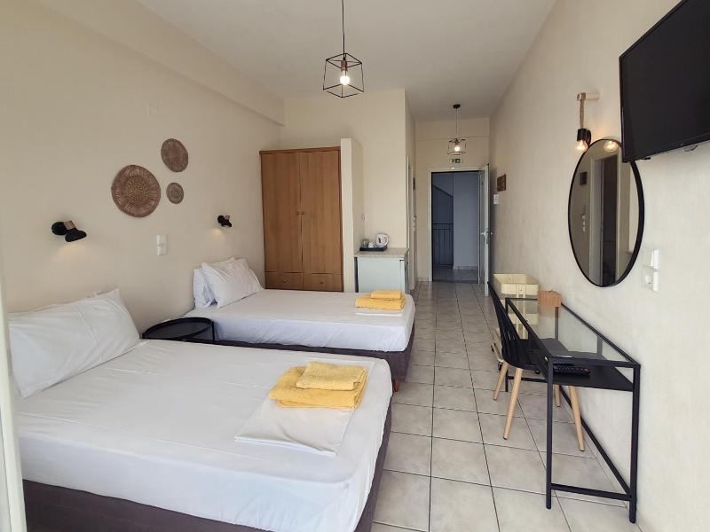 Twin Room - Middle Floor image 4