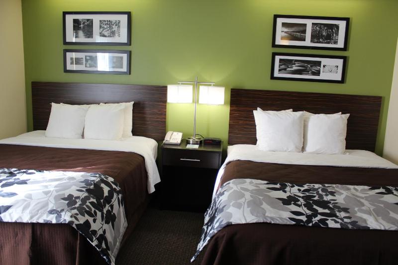 Queen Room with Two Queen Beds - Non-Smoking image 3