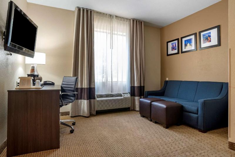 King Suite - Accessible/Non-Smoking image 3