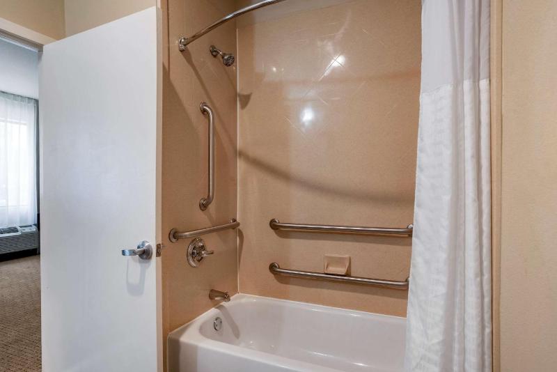 Suite with Two Double Beds - Accessible/Non-Smoking image 4