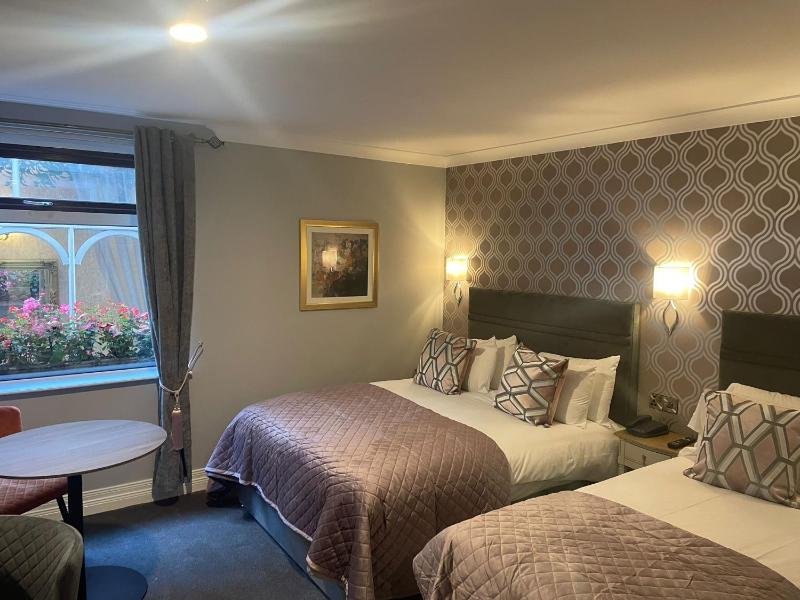 Double Room image 3