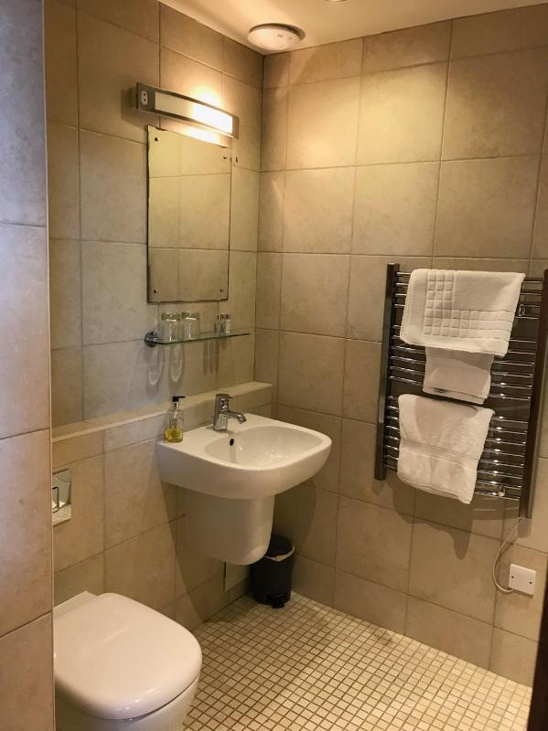 Twin Room with Bath image 1