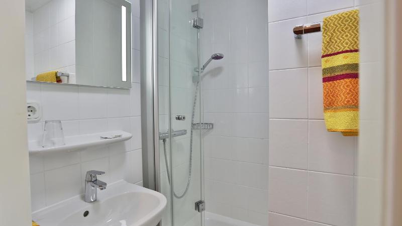 Single Room with Shower image 4
