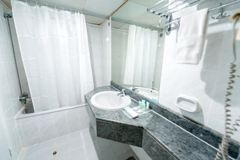 Standard King Room image 3