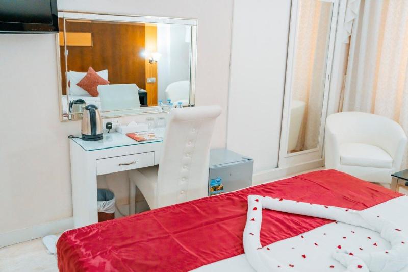Standard King Room image 4