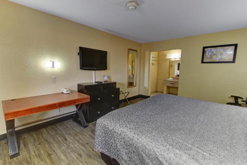 Econo Lodge Virginia Beach Town Center - image 15