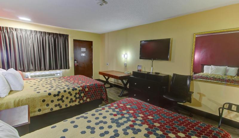 Queen Room with Two Queen Beds-Non Smoking  image 4