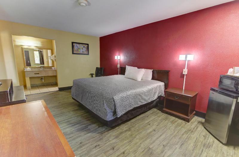 King Room - Non-Smoking image 2