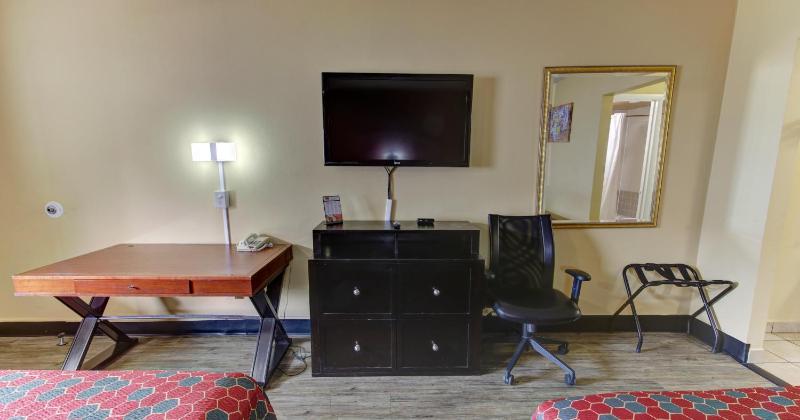 Double Room with Two Double Beds - Smoking image 2
