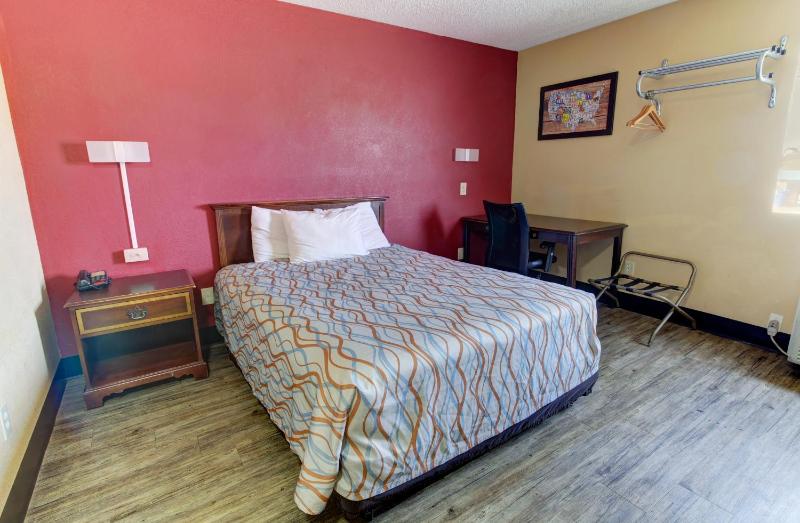 Econo Lodge Virginia Beach Town Center - image 27