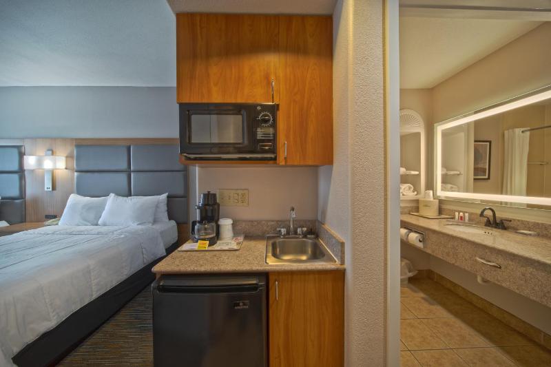 Queen Room with Two Queen Beds - Non-Smoking image 4