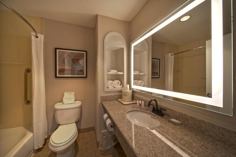 Queen Room with Two Queen Beds - Non-Smoking image 2