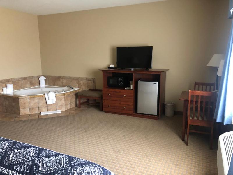 King Suite with Spa Bath image 2