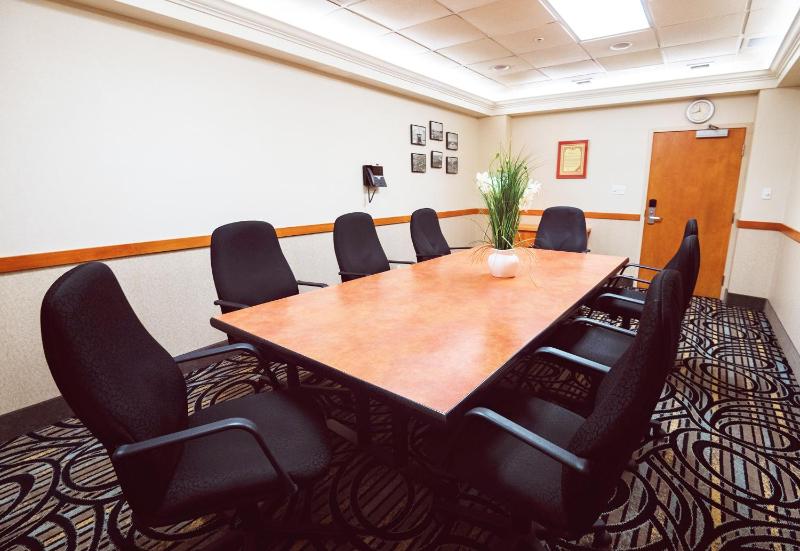Rosslyn Inn & Suites - image 25