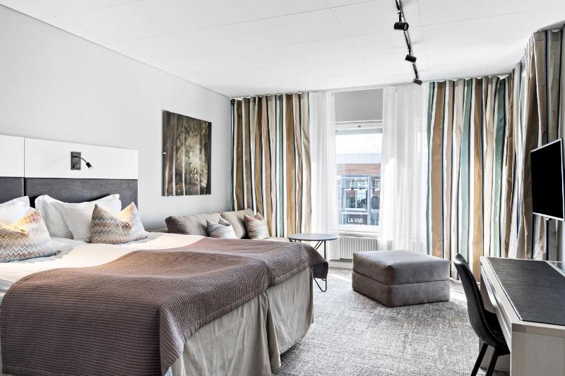 Business Twin Room with Sofa Bed image 1