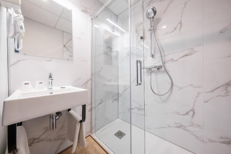 Superior Twin Room with City View image 3