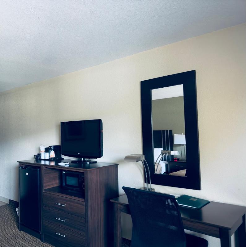 Queen Room with Two Queen Beds - Non-Smoking image 2