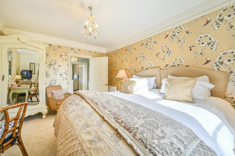 The Town House at Muntham- Luxury Holiday Home with Hot Tub - image 30