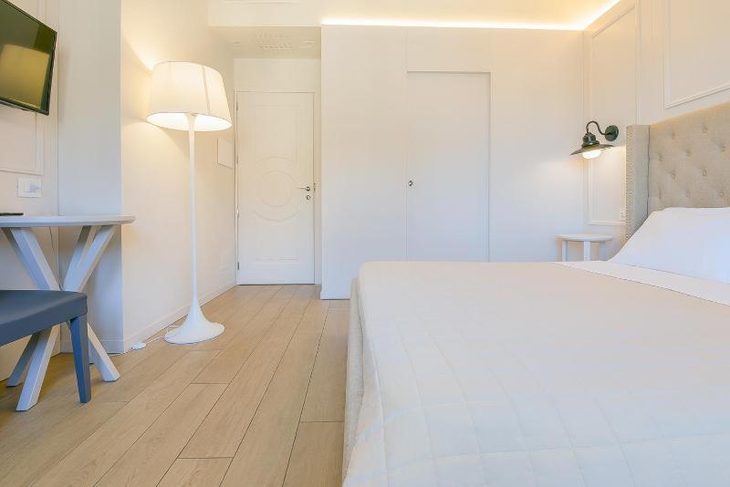 Deluxe Twin Room image 3