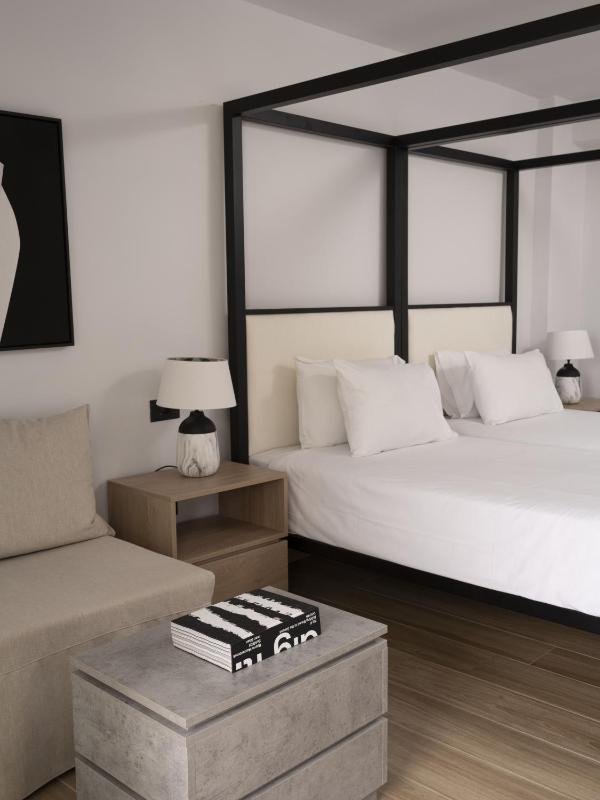 Double or Twin Room with Side Sea View image 4