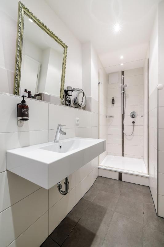 Standard Single Room image 3
