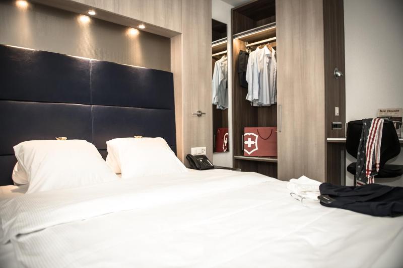 Small Double Room image 4