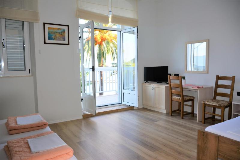 Triple Room with Balcony and Sea View image 3