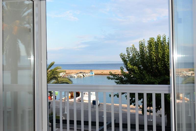 Triple Room with Balcony and Sea View image 1