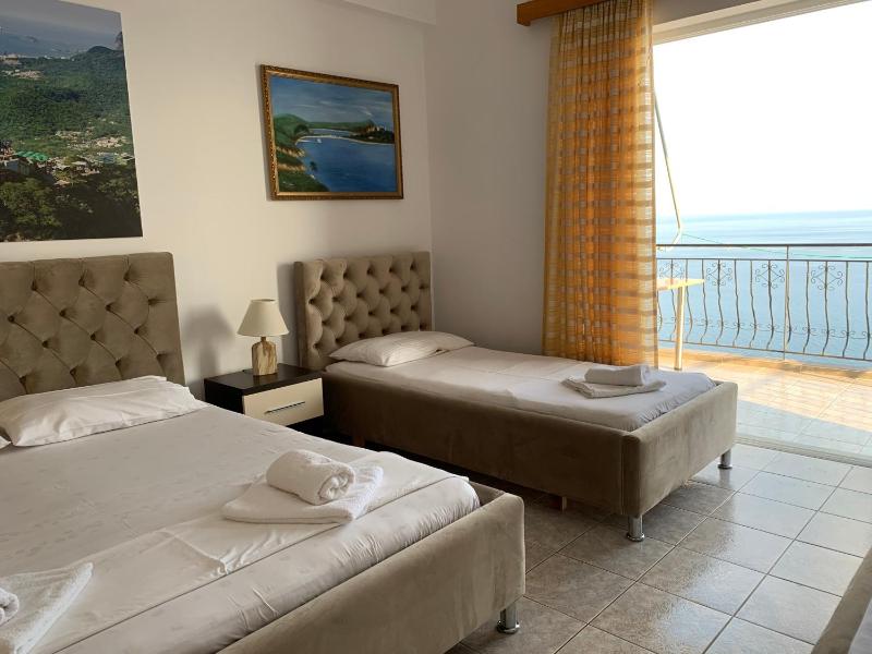 Standard Triple Room with Sea View image 1
