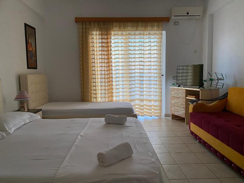 Standard Triple Room with Sea View image 4