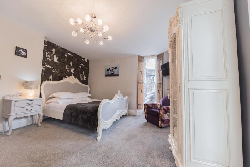 King Suite with Balcony image 1