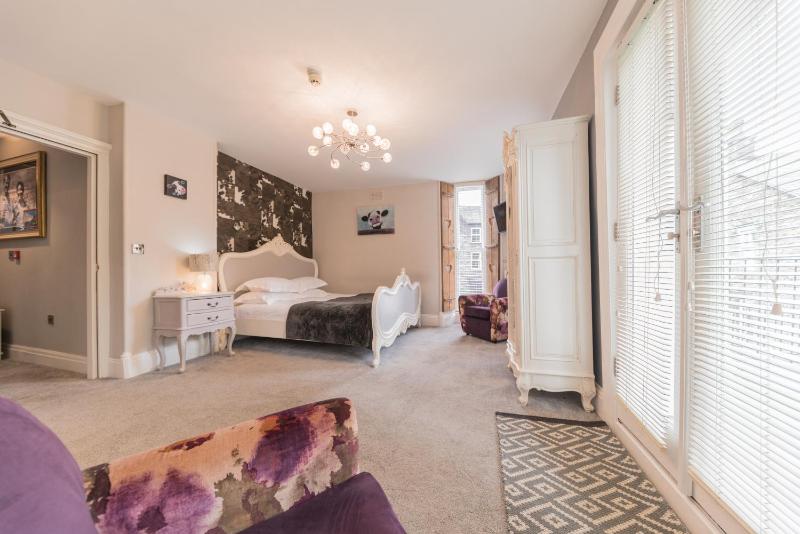 King Suite with Balcony image 4