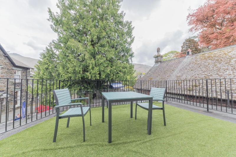 King Suite with Balcony image 3