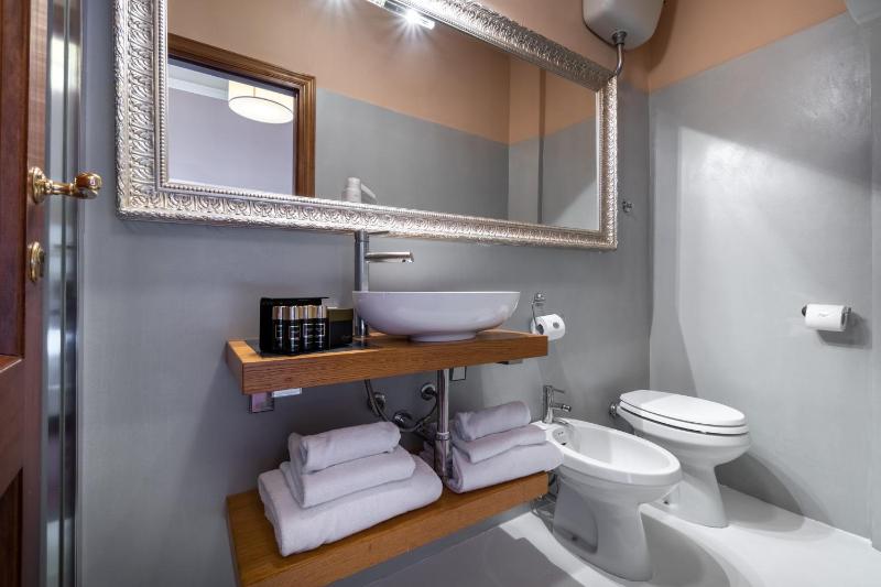 Small Double Room image 2