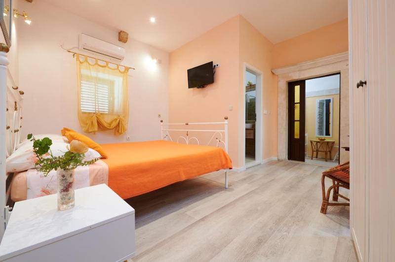 Studio Apartment with Queen Bed image 3