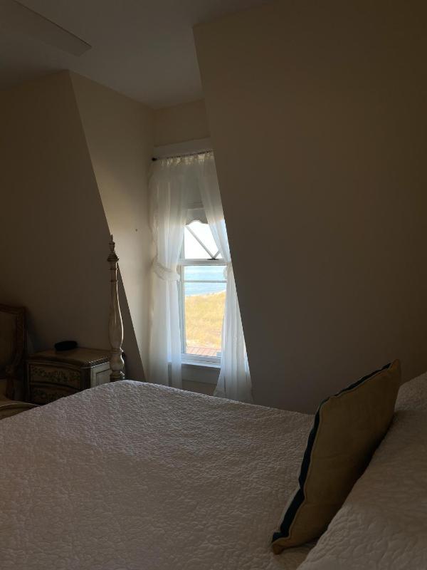 Queen Room with One Queen Bed and Partial Ocean Views – 205 image 3