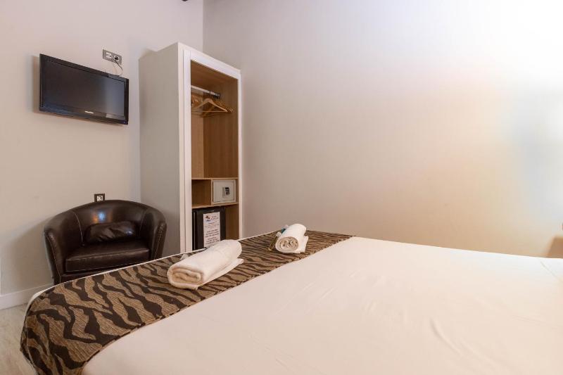 Standard 1 Double bed image 3