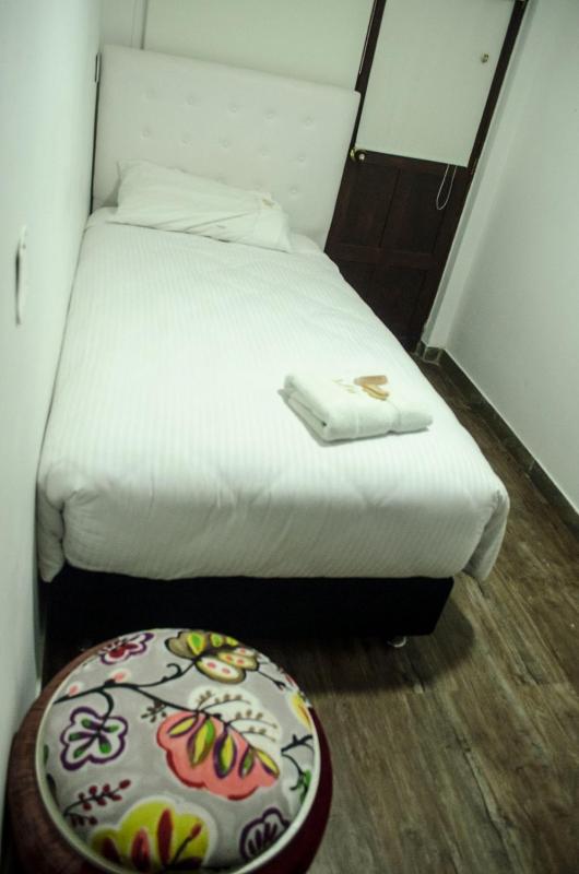 Single Room with Private Bathroom image 2